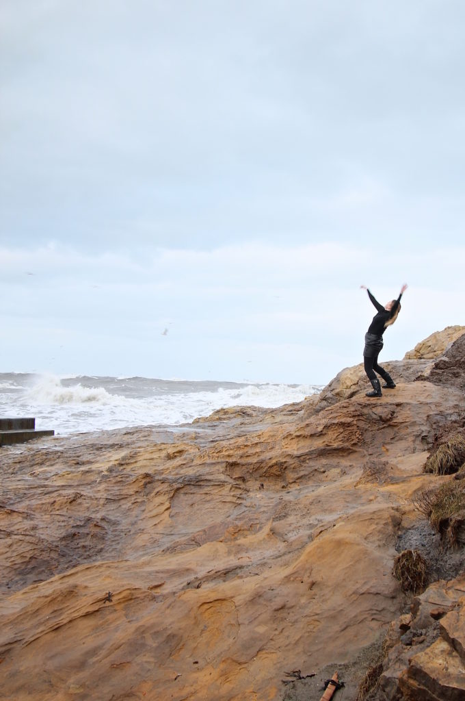 Dances on the rocks